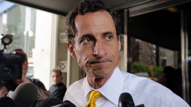 Ông Weiner rời tòa nhà có căn hộ của ông ở New York - Ảnh: AP