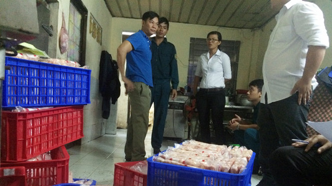 Cán bộ đoàn liên ngành kiểm tra cơ sở của ông Thắng ngày 19 - 9. Ảnh HOÀNG LỘC