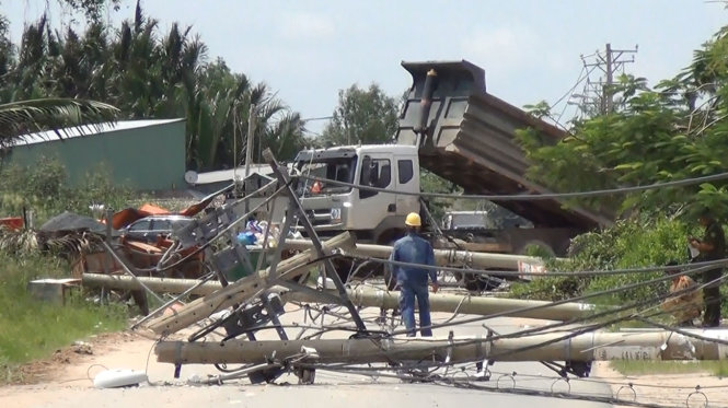 Nhiều cột điện bị xe ben kéo đổ - Ảnh: NGỌC KHẢI