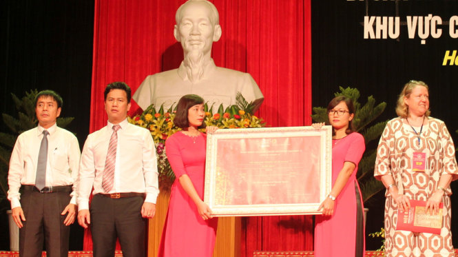 Lãnh đạo Hà Tĩnh đón bằng di sản tư liệu Mộc bản Trường học Phúc Giang- Ảnh: THẮNG DINH