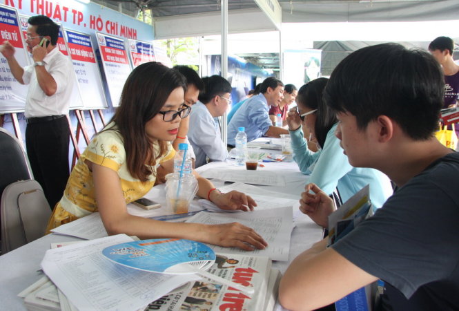 Học sinh tìm hiểu thông tin tuyển sinh của Trường ĐH Sư phạm kỹ thuật TP.HCM - Ảnh: TRẦN HUỲNH
