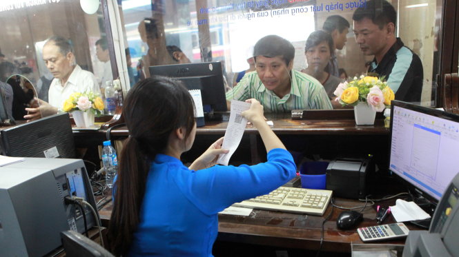 Bán vé tàu cho hành khách tại ga Hà Nội - Ảnh: TUẤN PHÙNG