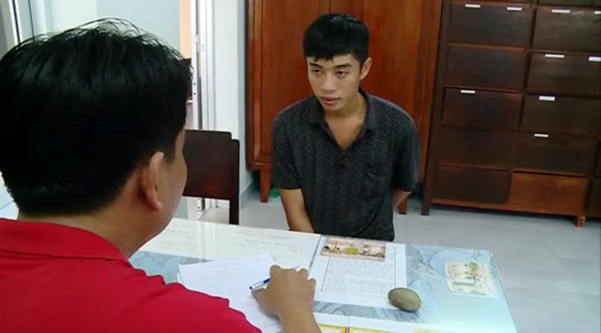 Huỳnh Chí Thiện tại cơ quan công an - Ảnh: HOÀI THƯƠNG