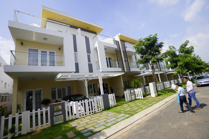 Khách thăm nhà trong dự án Melosa Garden. Ảnh QUANG ĐỊNH.