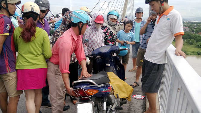 Chiếc xe máy nạn nhân bỏ lại trên cầu sau khi nhảy xuống sông tự vẫn - Ảnh: CTV