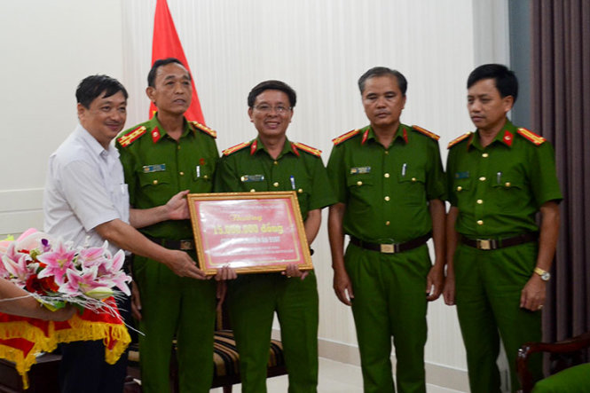 Ông Đặng Việt Dũng trao thưởng nóng cho ban chuyên án. Ảnh: TẤN LỰC