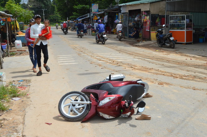 Chiếc xe chị Hoa tại hiện trường - Ảnh: H.TRUNG