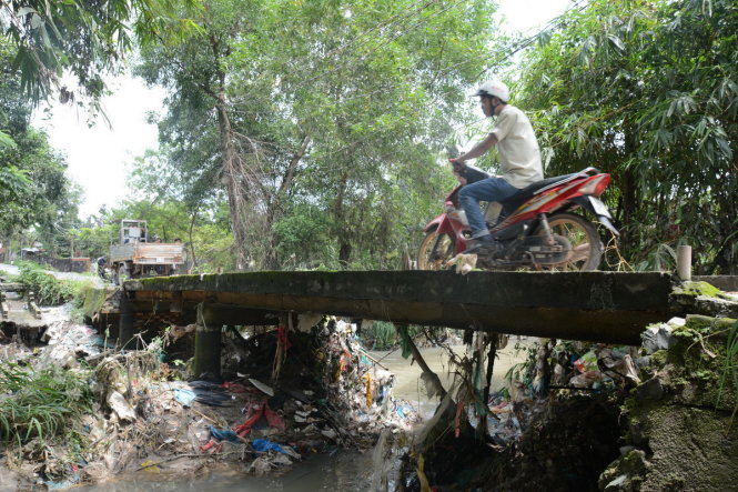 Cây câu dân sinh Bắc Hải nối giữa hai phường Hố Nai và Trảng Dài, thuộc TP Biên Hòa – nơi mưa lũ tối 26-9 cuốn trôi anh Vũ Văn Thuyên - Ảnh: ĐỨC TRONG