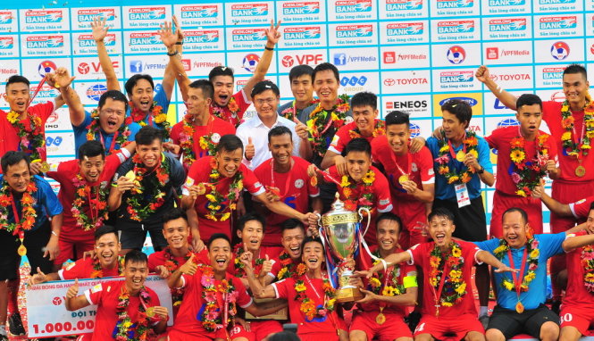 Với chức vô địch Giải bóng đá hạng nhất 2016 và giành được quyền lên thi đấu hạng chuyên nghiệp, đội TP.HCM được UBND thành phố thưởng 3 tỉ đồng. Ảnh: S.H