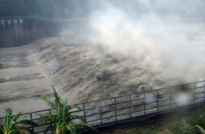 Nước cuồn cuộn trong đập Jhihtan, thành phố Đài Bắc mới trong cơn bão Megi - Ảnh: AFP