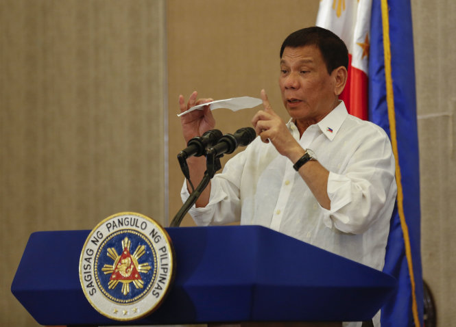 Tổng thống Rodrigo Duterte phát biểu trước cộng đồng người Philippines tại Hà Nội tối 28-9 - Ảnh: VIỆT DŨNG
