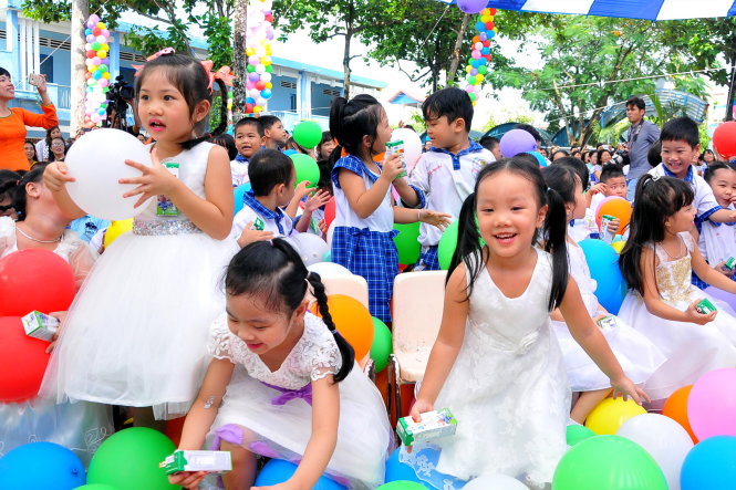 Học sinh uống sữa tại lễ phát động chương trình Sữa học đường năm học 2016-2017 - Ảnh: A Lộc