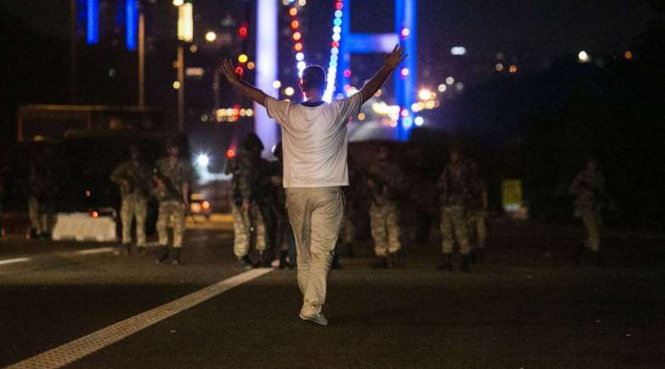 Một người dân Thổ Nhĩ Kỳ ngăn quân đảo chính trên cầu Bosphorus ở Istanbul đêm 15-7 - Ảnh: AFP