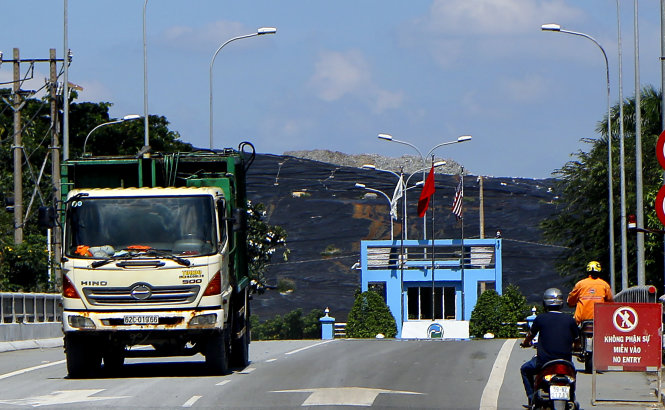 Núi rác ở bên trong khu xử lý rác thải Đa Phước - Ảnh: N.DƯƠNG