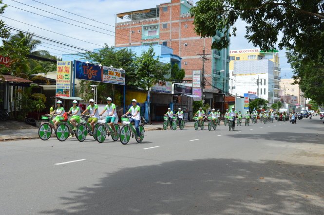 Người dân Phú Quốc hưởng ứng chiến dịch Du lịch xanh Phú Quốc 2016 tại thị trấn Dương Đông ngày 5-8 - Ảnh: H.TRUNG