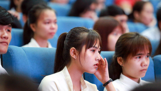 Một tân sinh viên xúc động khi xem phần giao lưu tại lễ trao học bổng “Tiếp sức đến trường”