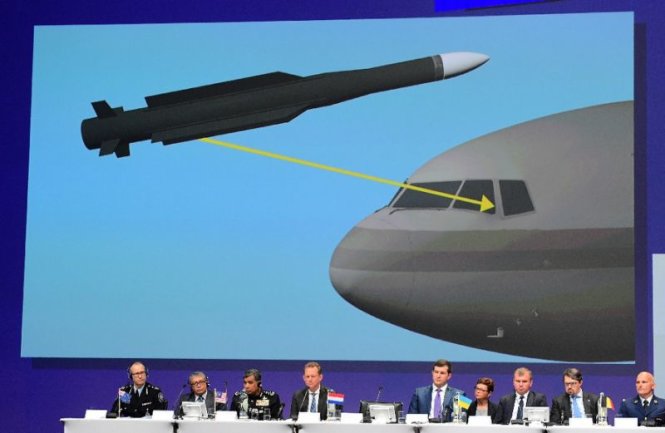 Các thành viên trong nhóm điều tra chung trình bày các kết quả điều tra ban đầu về vụ máy bay MH17 của Hàng không Malaysia bị bắn rơi ở miền đông Ukraine - Ảnh: AFP