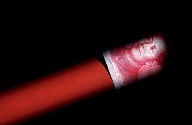 Một tờ bạc 100 nhân dân tệ của Trung Quốc - Ảnh: Reuters