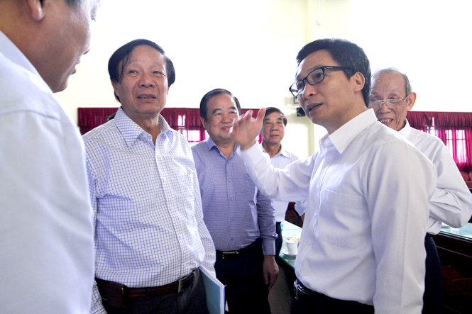 Phó thủ tướng Vũ Đức Đam trao đổi với các đại biểu - Ảnh: NGỌC HÀ