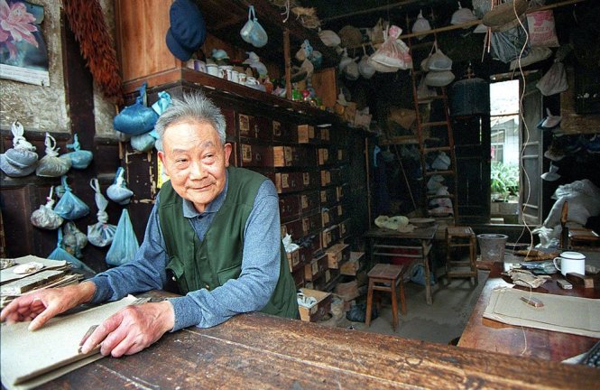Một ông lang Trung Quốc đang ngồi chờ khách tại cửa hàng dược liệu của ông thuộc vùng ngoại ô thành phố Thành Đô phía tây nam Trung Quốc - Ảnh: AFP