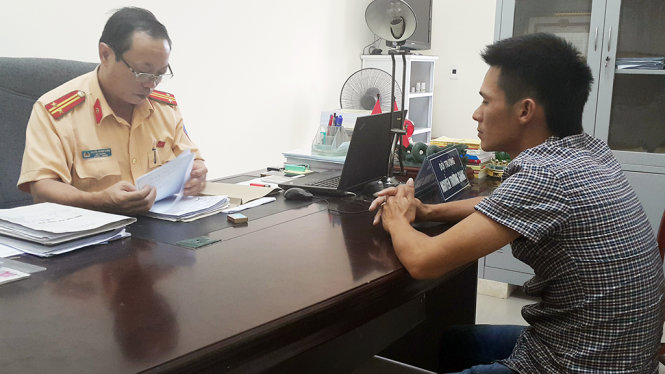 Tài xế Tuấn làm việc tại cơ quan công an sáng 3-10 - Ảnh: TRÀ GIANG