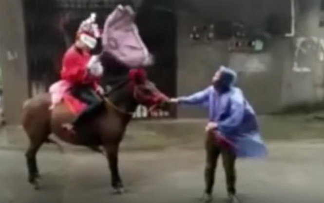Một chú rể đi đón dâu trong gió bão - Ảnh chụp từ clip