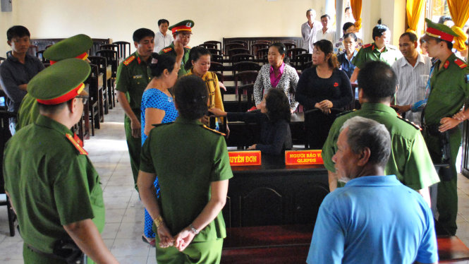 Bà Tuyết và người thân được hàng chục chiến sĩ công an giải thích, vận động nhưng vẫn không chịu ra về - Ảnh: K.NAM