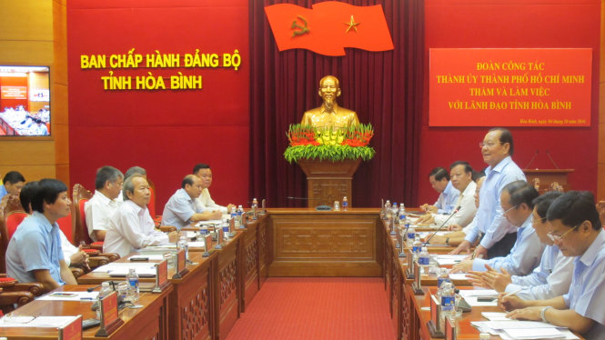 Ông Lê Thanh Hải – Nguyên Ủy viên Bộ Chính trị, nguyên Bí thư Thành ủy TP.HCM xúc động trước những tư liệu quí mà tỉnh Hòa Bình sưu tập, lưu giữ trong thời gian dài vừa qua được trình chiếu tại buổi làm việc