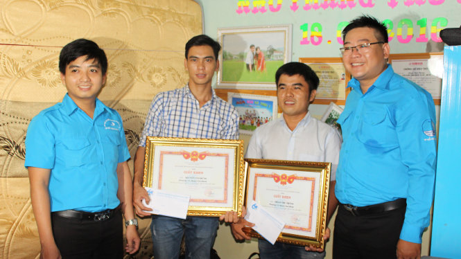 Khen ba thanh nien: Anh Hồ Tấn Đạt, phó chủ tịch Hội LHTNVN TP.HCM (bìa phải) trao giấy khen cho các bạn trẻ tình nguyện sữa chữa xe miễn phí cho bà con bị ngập nước - Ảnh: C.K
Khen ba thanh nien 1: