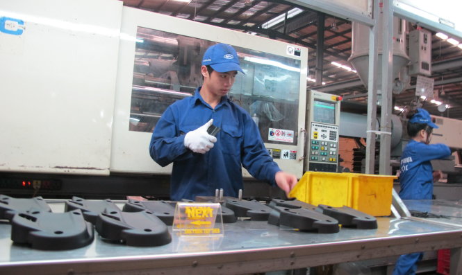 Nhiều doanh nghiệp nhựa lo ngại việc tăng thuế sẽ giảm khả năng cạnh tranh với doanh nghiệp ngoại. Trong ảnh: sản xuất linh kiện nhựa cho tập đoàn đa quốc gia tại một doanh nghiệp ngành công nghiệp hỗ trợ ở Hà Nội - Ảnh: ANH ĐỨC
