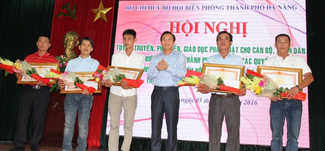 Thừa ủy quyền của Thủ tướng Chính phủ, ông Nguyễn Xuân Anh - Bí thư Thành ủy Đà Nẵng trao Bằng khen Thủ tướng Chính phủ cho 2 tập thể và 3 cá nhân - Ảnh: ĐOÀN CƯỜNG