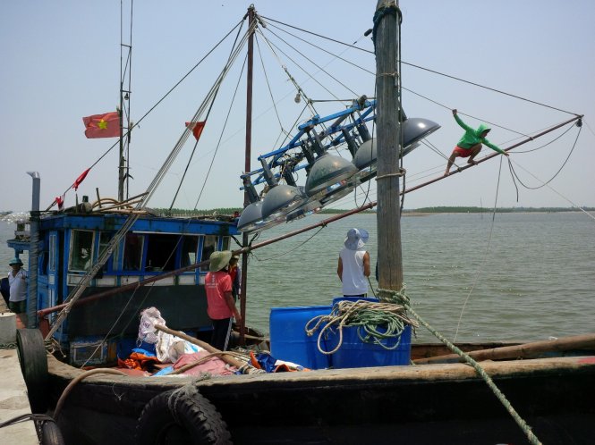 Ngư dân thị trấn Cửa Việt (Gio Linh, Quảng Trị) chuẩn bị dàn đèn truyền thống halogen để ra khơi đánh bắt. Trong hai năm tới, dàn đèn này sẽ được thay thế bằng đèn LED tiết kiệm năng lượng hơn – Ảnh: QUỐC NAM