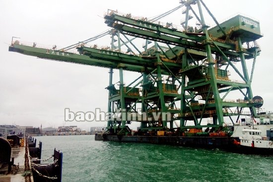 Ba giàn cẩu của Công ty TNHH Hưng Nghiệp formosa Hà Tĩnh được nhập về cảng Sơn Dương năm 2014 – ảnh: Báo Hà Tĩnh