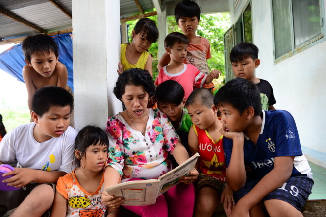 Các em nhỏ chăm chú nghe cô Phương kể chuyện, có khi các em bắt cô kể một lúc mười mấy câu chuyện cho nghe
