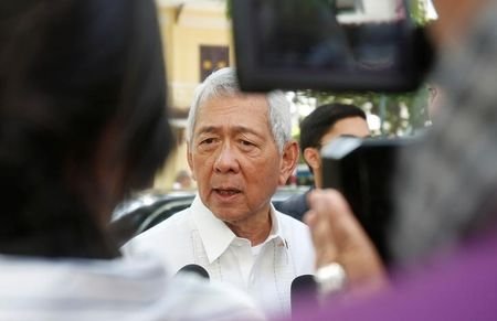 Ngoại trưởng Philippines, ông Perfecto Yasay nói chuyện với truyền thông bên ngoài một nhà hàng tại Hà Nội - Ảnh: Reuters