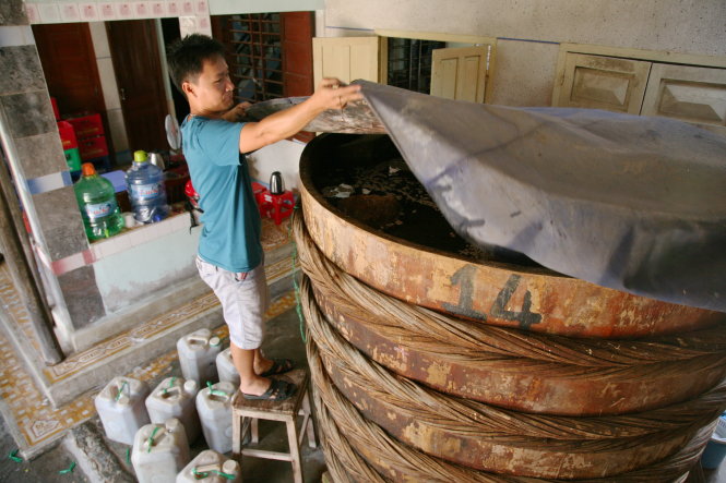 Từ giã Sài Gòn với công việc ổn định, anh Nguyễn Thành Chí quyết về quê thừa kế nghiệp muối mắm - Ảnh: VIỄN SỰ