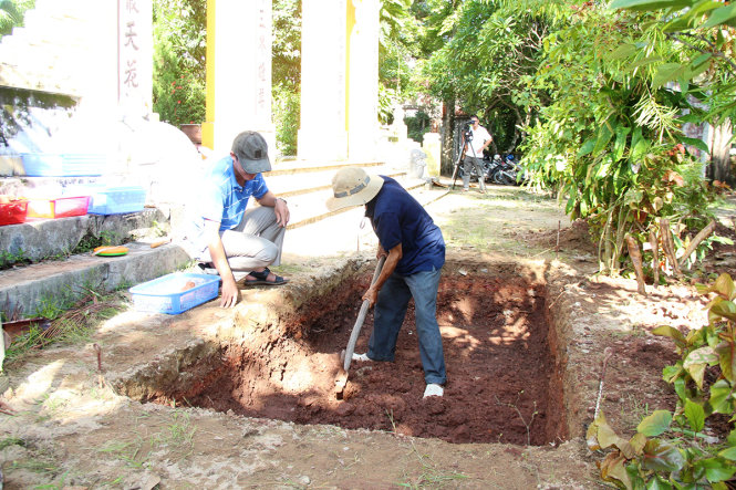 Một hố thăm dò được mở ngay trước chùa Vạn Phước - Ảnh: MINH AN