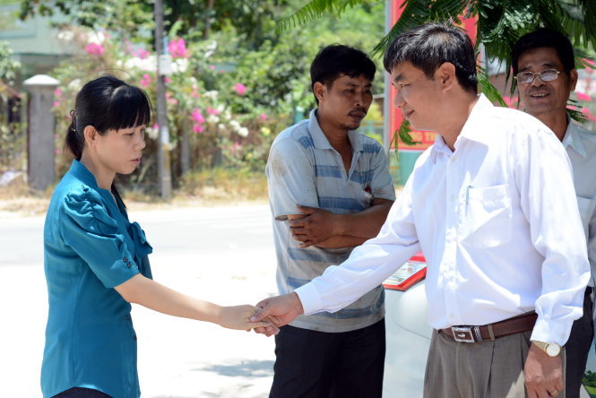 Đại tá Cao Hữu Nguyên - trưởng Công an huyện Nhơn Trạch, tỉnh Đồng Nai động viên chị Nguyễn Thị Ánh Ngọc - Ảnh: Đức Trong