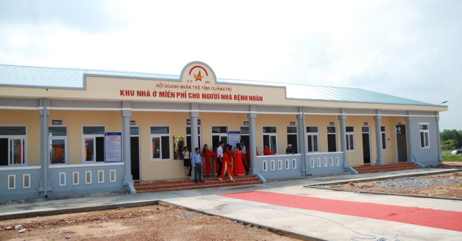 Khu nhà ở miễn phí cho thân nhân bệnh nhân nghèo vừa được Hội doanh nghiệp trẻ tỉnh Quảng Trị góp tay xây dựng – Ảnh: QUỐC NAM