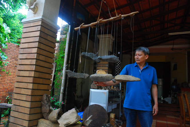 Một chiếc chuông đá - phát ra các âm thanh như một thứ nhạc cụ - được ông Thành sưu tập và sắp xếp - Ảnh: B.D.