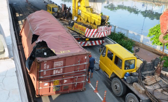 Thùng hàng xe container hư hỏng, biến dạng sau khi bị rơi xuống đất - Ảnh: P.K