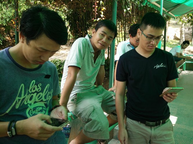 Thời gian gần đây, người dùng di động liên tục bức xúc với dịch vụ của các nhà mạng. - Ảnh: Đức Thiện