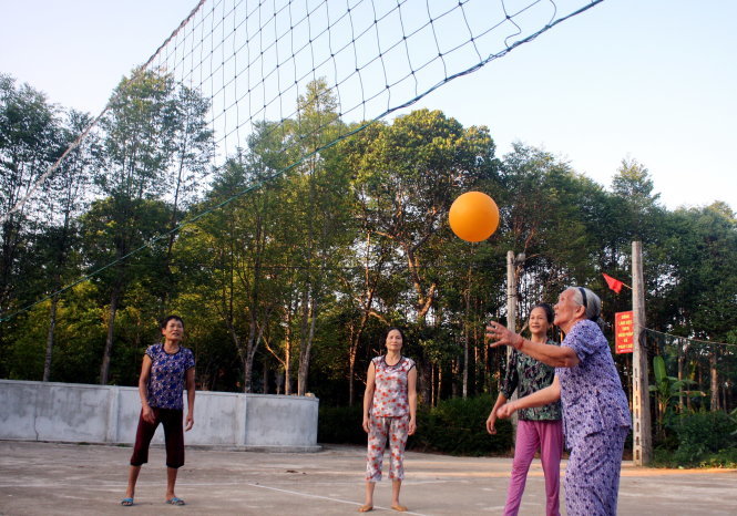Ảnh minh họa - Các cụ ông cụ bà thuộc chi hội người cao tuổi thôn Đông Trà, xã Hương Trà (huyện Hương Khê, Hà Tĩnh) đánh bóng chuyền