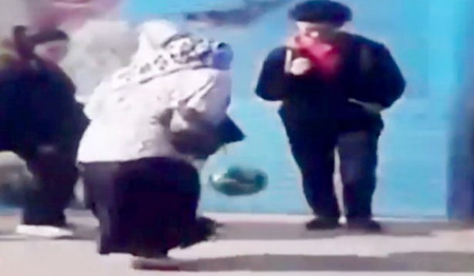 Bà cụ giữ bóng bằng chân trái và không để rơi lần nào - Ảnh chụp từ clip