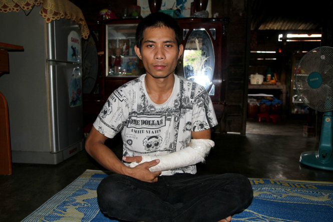 Khoa khẳng định ông Thìn dùng dùi cui và tay chân đánh khiến mình bị nhiều thương tích - Ảnh: LÊ KHÁNH