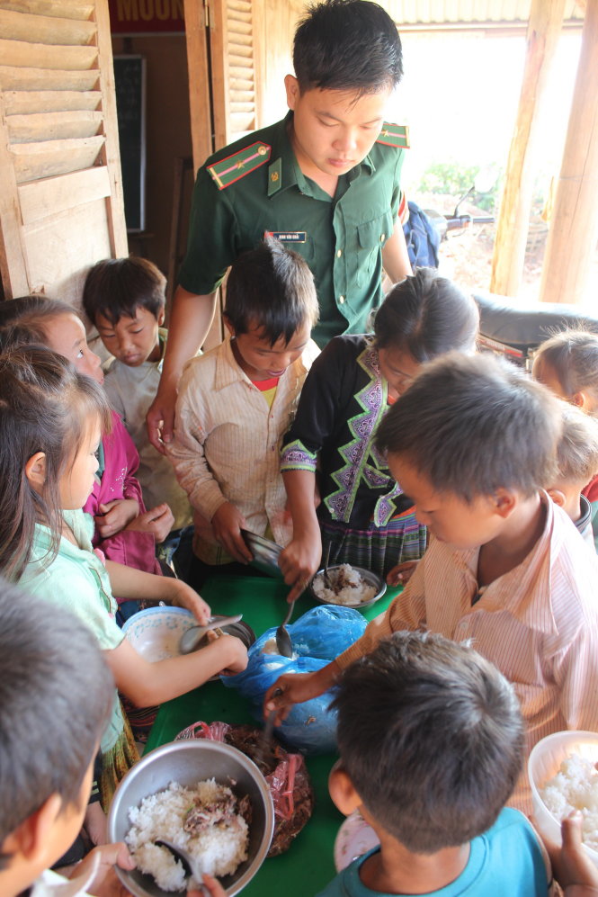 Các em học sinh với bữa ăn sáng do bộ đội biên phòng Lóng Sập nấu
Ảnh: M.LĂNG