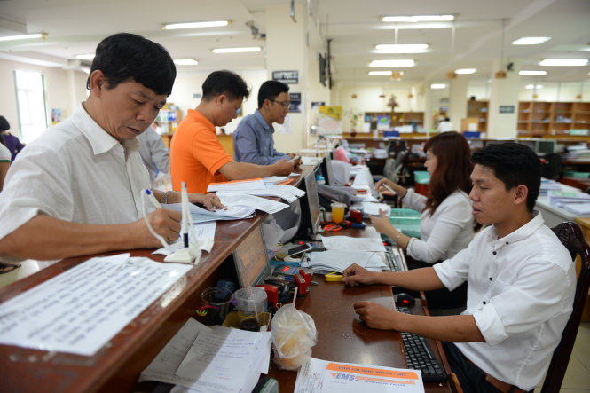 Nhiều ý kiến đề nghị tăng tuổi hưu phải có lộ trình. Trong ảnh: một cán bộ hưu trí ở Q.Bình Thạnh làm thủ tục đăng ký nhận lương hưu tại Bảo hiểm xã hội TP.HCM - Ảnh: HỮU KHOA