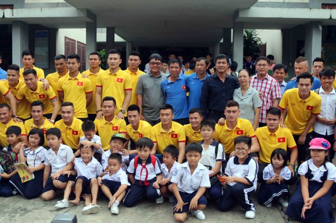 Đội tuyển VN chụp ảnh lưu niệm khi đến thăm làng SOS. Ảnh: N.K