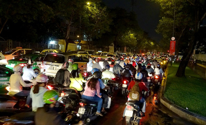 Các phương tiện ùn ứ trên đường Lê Duẩn (Q.1) - Ảnh: NGỌC KHẢI