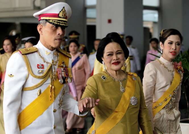 Thailand's Queen Sikirit (C), Crown Prince Maha Vajiralongkorn (L) and Princess Chulabhorn